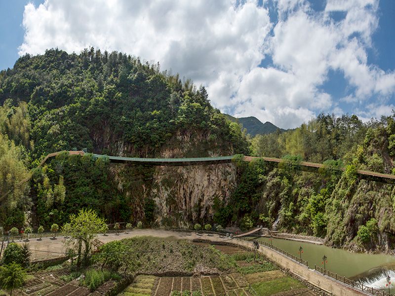 塘頭村玻璃棧道項目施工案例